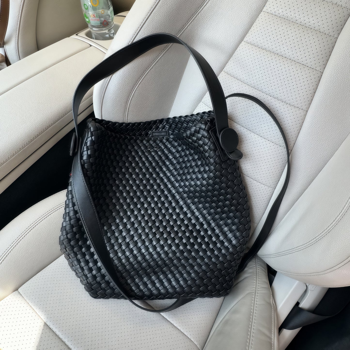 New women's woven tote bag with large capacity, suitable for commuting and traveling