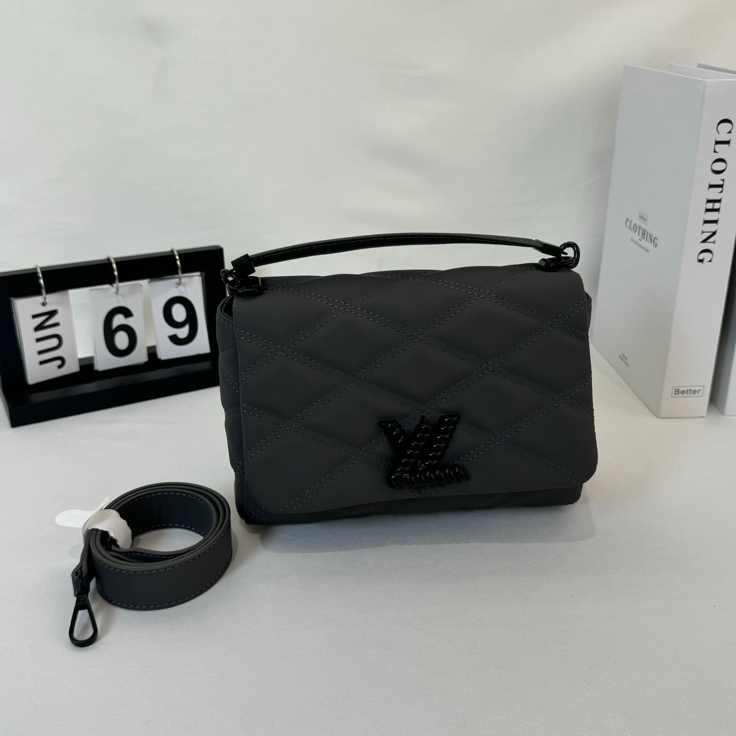 Simple and Stylish V Design Bag with Two Strap Options for Daily Outfits